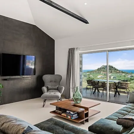 Dark Horizon Apartment Stoupa