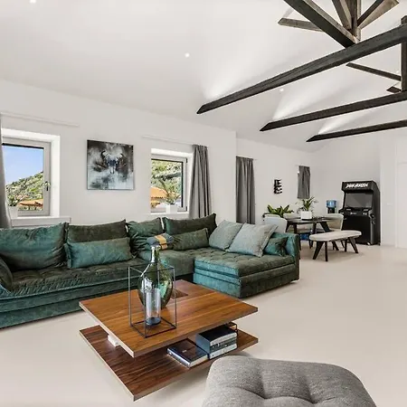 Dark Horizon Apartment Stoupa