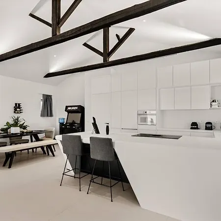 Dark Horizon Apartment *